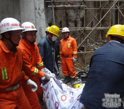 消防官兵全力施救