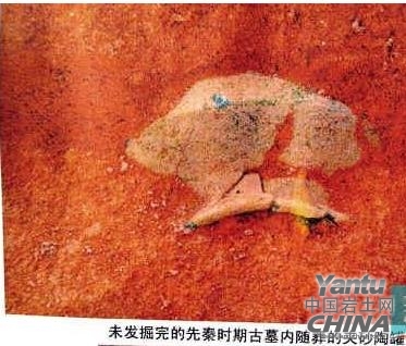 考古所展示的未挖掘完先秦時(shí)期古墓內(nèi)隨葬的夾砂陶罐圖片